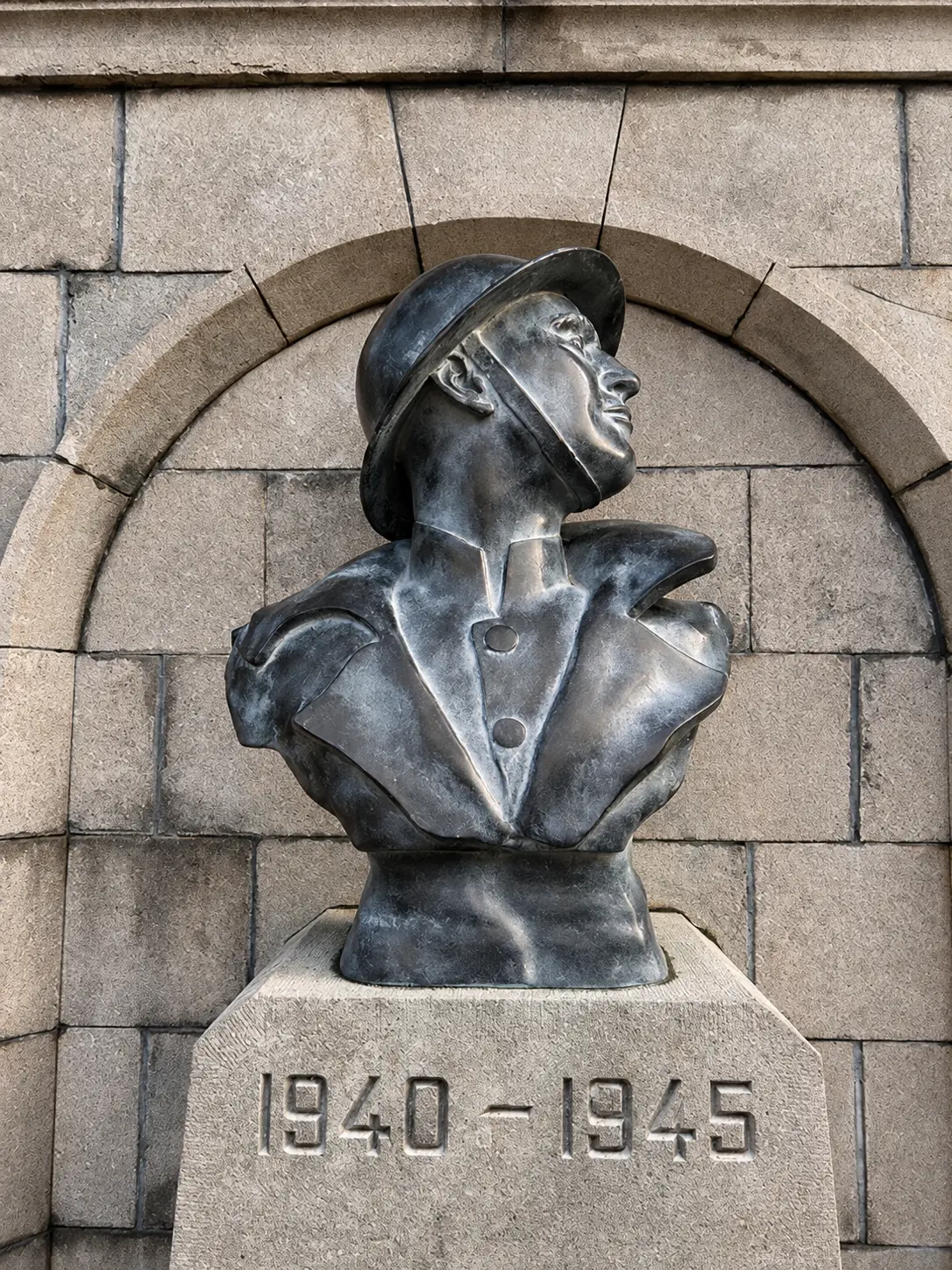 Buste sculpté sur un monument funéraire